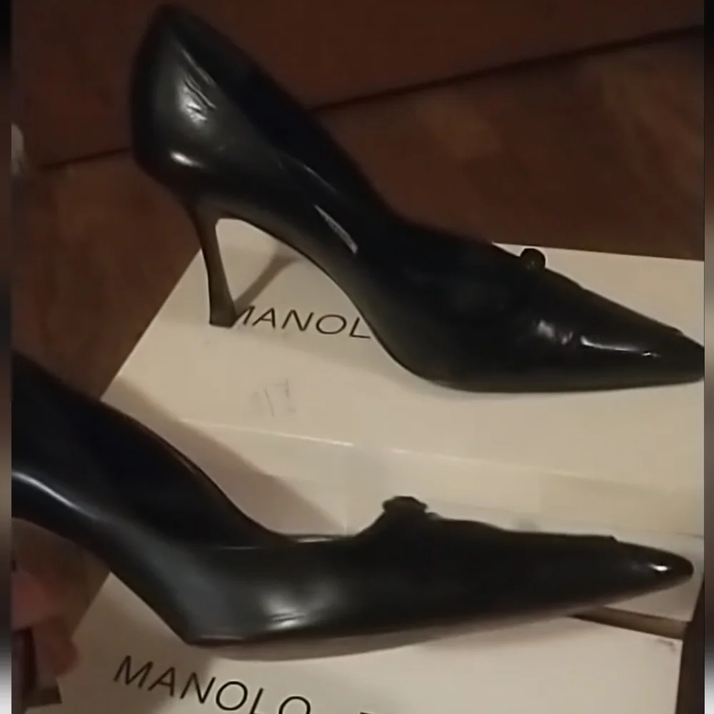 Manolo Blahnik Patent + Kid Leather High Heels Leg Elongating Pointed Toe Boxes